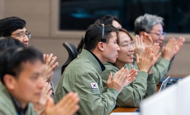 '아리랑 7호', 교신 성공 축하하는 연구진들