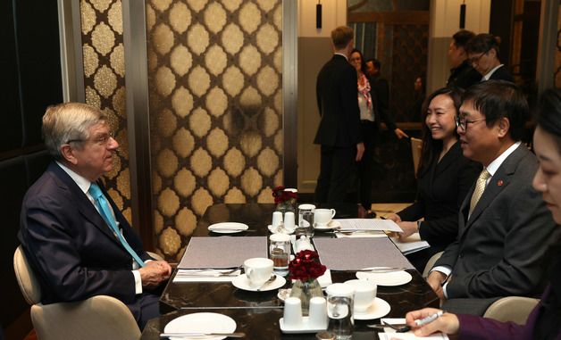 최휘영 장관, IOC 명예위원장 조찬 면담