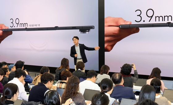 갤럭시Z 트라이폴드 소개하는 강민석 부사장