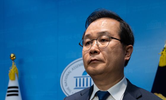 '연어 술파티' 법무부 특별점검 결과 문서 든 이건태 의원