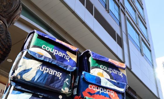 쿠팡, 논란에도 쌓여있는 배송박스