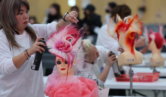 국제한국미용페스티벌 기량 겨루는 참가자