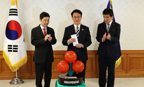 사랑의 열매에 성금 전달하는 김민석 총리