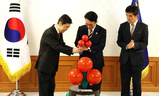 사랑의 열매 모형 전달받는 김민석 총리