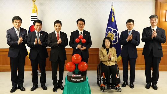 사랑의 열매 성금 전달하는 김민석 총리