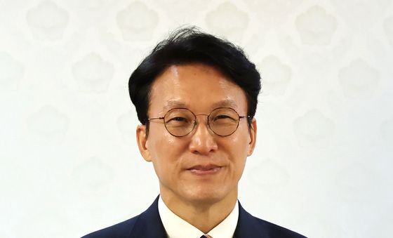 사랑의 열매 든 김민석 총리