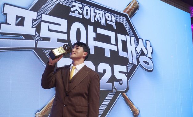 KT 안현민, 대상 트로피에 키스 세리머니