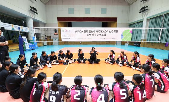 경남여중·고 배구부 선수들과 대화하는 김연경