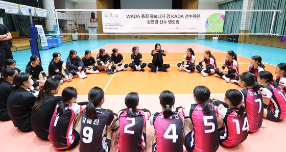 경남여중·고 배구부 선수들과 대화하는 김연경