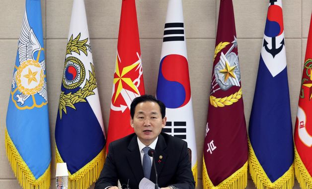 모두발언하는 이두희 국방부 차관