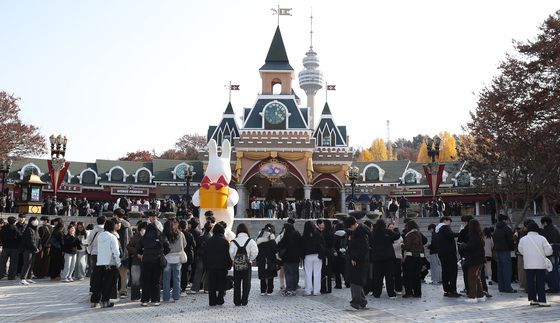 테마파크 오프런 기다리는 수험생