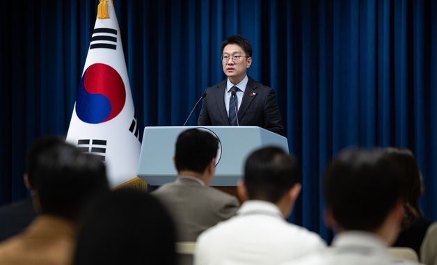 국무회의 결과 브리핑 하는 김남준 대변인