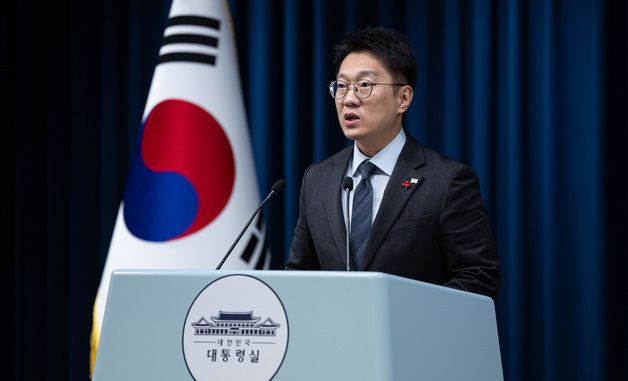 국무회의 결과 브리핑 하는 김남준 대변인