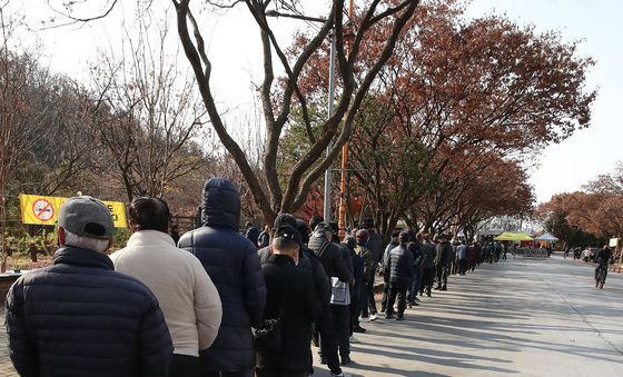 줄지어 선 그림자