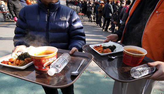 몸 녹이는 무료급식소 온정