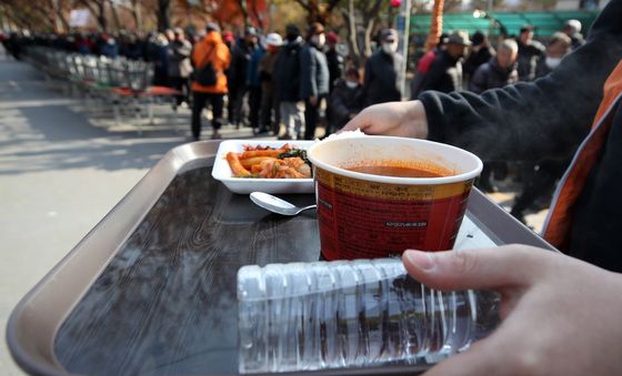 몸 녹이는 무료급식소 온정