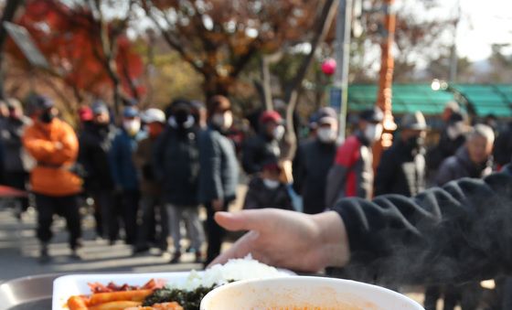 몸 녹이는 무료급식소 온정