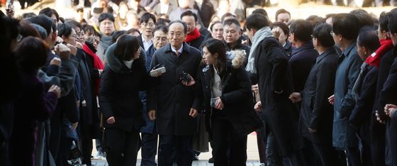 추경호, 국힘 의원들 응원 속 구속심사 출석