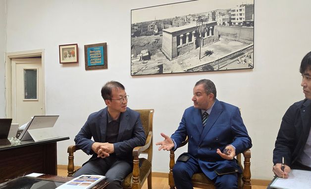 이집트 유물최고위원회 보존기록국장 만난 최보근 차장