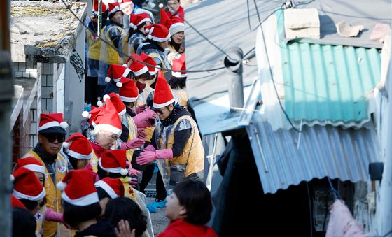 연탄 나눔 봉사하는 봉사자들