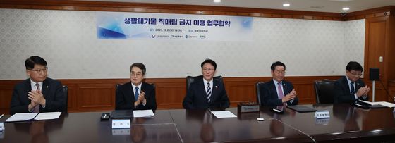 생활폐기물 직매립 금지 관련 업무협약 체결식 참석한 김민석 총리