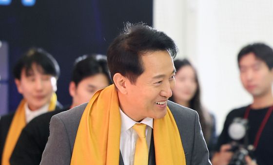 '모닝옐로우' 머플러 착용하고 행사장 찾은 오세훈 시장