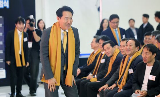 2026 서울색 '모닝옐로우' 머플러 착용한 오세훈 서울시장