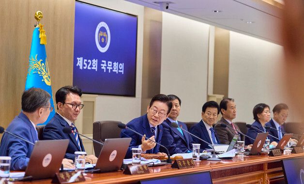 국무회의 토의하는 이재명 대통령