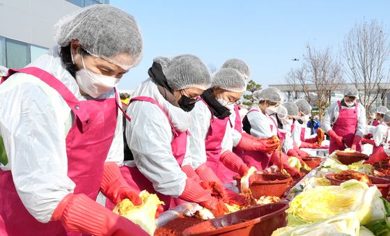 사랑의 김장 나눔 행사 참여한 국민연금공단 직원들