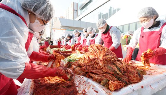 정성껏 김장하는 국민연금공단 직원들