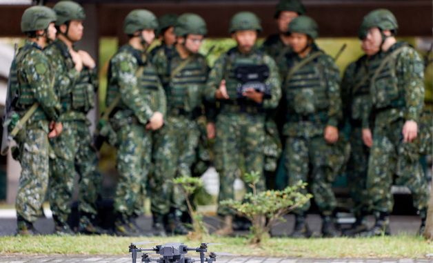[포토] 드론 조종하는 대만 예비군들