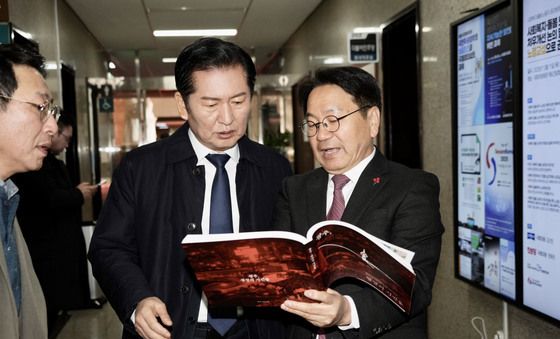 강기정 시장, 정청래 당대표에게 '광주, 광장의 시간들' 전달