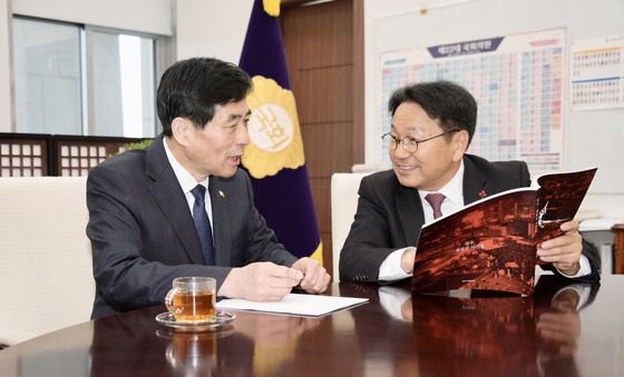 강기정 시장, 김민기 국회 사무총장에 '광주, 광장의 시간들' 전달