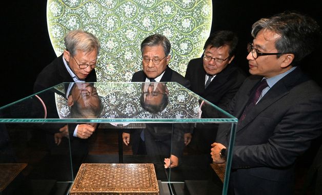 '나전국화넝쿨무늬상자' 살펴보는 허민 국가유산청장