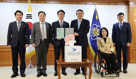 크리스마스 씰 증정식 참석한 김민석 총리