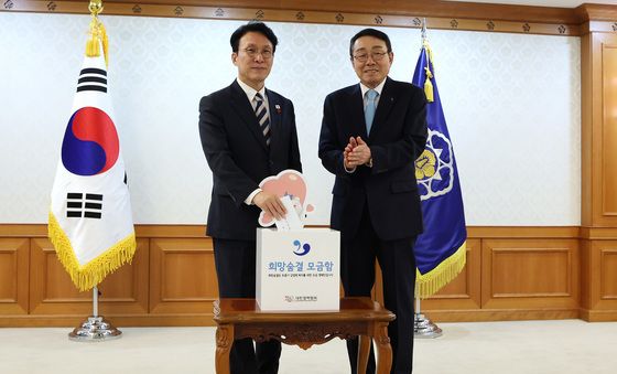 크리스마스 씰 전달식 참석한 김민석 총리