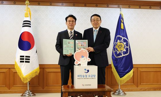 크리스마스 씰 전달 받는 김민석 총리