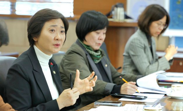 의료요양 통합돌봄 사업 관련 간담회 주재하는 이스란 1차관