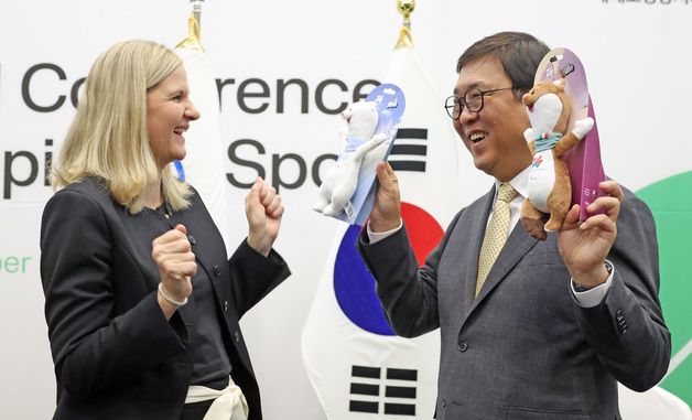 밀라노 동계올림픽 마스코트 인형 받은 최휘영 장관