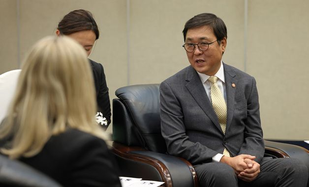 IOC 위원장과 면담하는 최휘영 문체부 장관