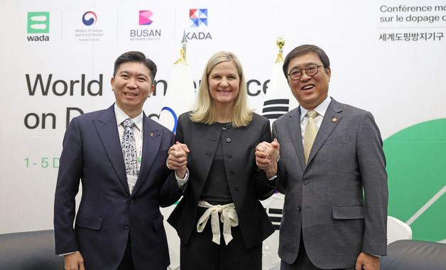 손 잡은 최휘영 장관·커스티 코번트리 위원장·유승민 회장