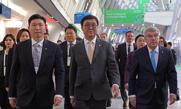 토마스 바흐 명예위원장·유승민 회장과 WADA 총회 개회식 참석하는 최휘영 장관