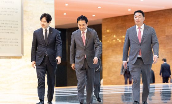 본회의 앞두고 비공개 의원총회 향하는 장동혁 대표