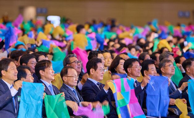 '함께하는 다짐, 함께 부르는 평화' 대합창 하는 이재명 대통령