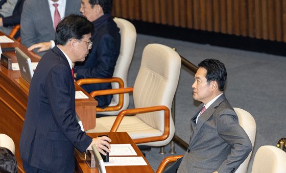 본회의장에서 대화 나누는 장동혁·송언석