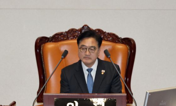 예산안 통과 정부측 인사하는 김민석 국무총리