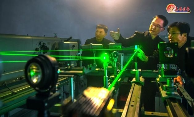 북한 국가과학원 물리학연구소 과학자들