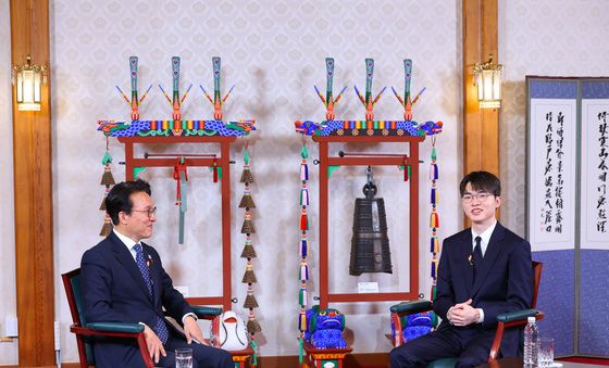 김민석 총리, '페이커' 이상혁 초청 대담