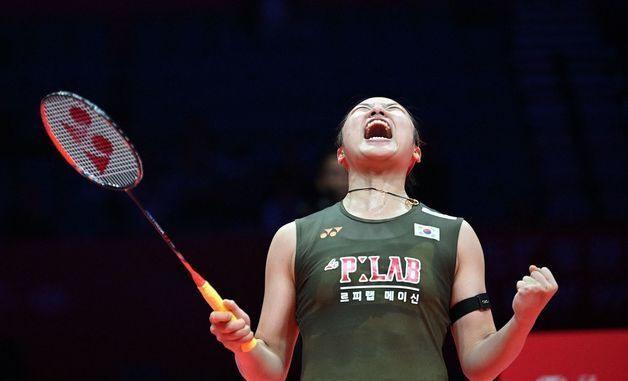환호하는 안세영, 야마구치 꺾고 '결승행'