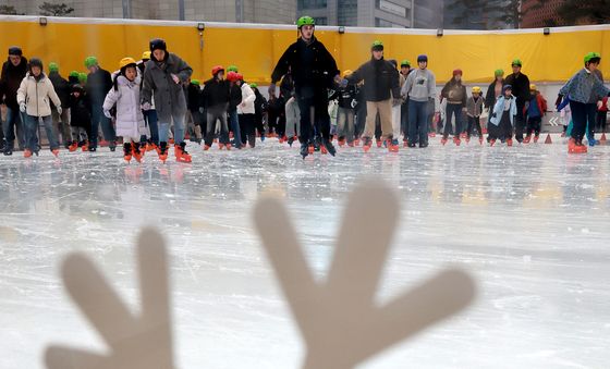 스케이트 즐기는 관광객들과 시민들